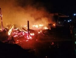 7 Unit Kios Terbakar di Pasar Plamboyan Tapung, Diduga Akibat Arus Pendek Listrik