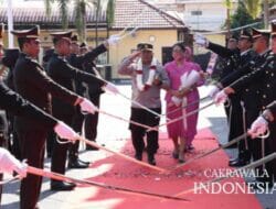 Usai Sertijab di Polda Riau, Pejabat Kapolres Kampar Disambut dan Dilepas Tradisi Pengalungan Bunga serta Pedang Pora