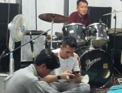 Jelang Tampil di Penutupan ‘Bagholek Godang Festival’, Defri Lida Latihan di H Jamil Studio Musik Air Tiris