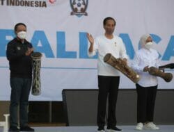 Ditandai Pemukulan Alat Musik Tifa, Menpora Amali Dampingi Presiden Jokowi Luncurkan Papua Football Academy