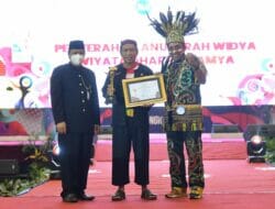 Sukses Lahirkan DBON dan Tingkatkan Prestasi Olahraga Nasional, Menpora Amali Dapat Penghargaan Widya Wiyata Dharma Samya dari Unesa