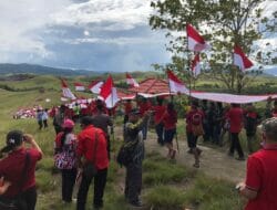 Semarak HUT Kemerdekaan RI, Ratusan Pemuda Kibarkan Bendera Merah Putih 77 Meter di Danau Love
