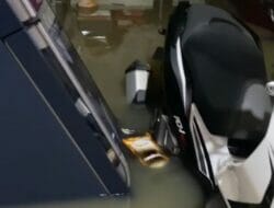 Terkena Dampak Banjir, Warga Agussalim Bangkinang Kota Harus Begadang di Rumah yang Tergenang Air
