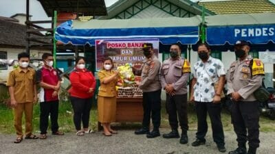 Kapolsek Katingan Tengah Bagikan Bansos Kepada Warga Terdampak Banjir