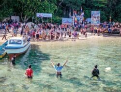 Menparekraf Sandiaga Uno Nikmati Pesona Wisata Bahari di Kabupaten Tertua di Papua