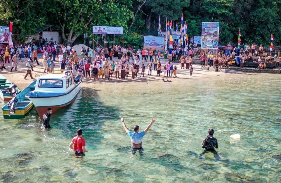 Menparekraf Sandiaga Uno Nikmati Pesona Wisata Bahari di Kabupaten Tertua di Papua
