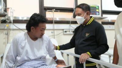 Menpora Amali Jenguk Korban Luka Tragedi Kanjuruhan di RSUD Saiful Anwar