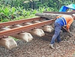 Perjalanan Kereta Api Terhenti Akibat Penurunan Tanah di Cilacap