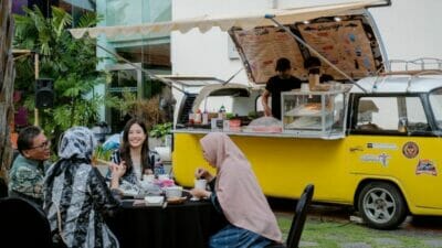 Dukung Pelaku Kuliner Bali, Wamenparekraf Cicipi Sajian Food Truck di BICC