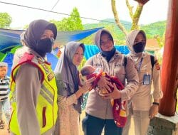 Polwan Polres Cianjur Gendong Bayi Korban Bencana Gempa Cianjur