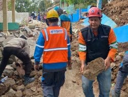 Petugas PLN ini Tetap Jalani Tugas Layani Masyarakat Meski Rumahnya juga Hancur Akibat Gempa Cianjur
