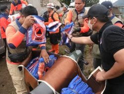 Kepala BNPB Distribusikan Logistik ke Warga Terdampak Menggunakan Motor