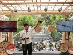 Menparekraf Serahkan Hibah GPS Tracker Bagi Pelaku UMKM Transportasi Pariwisata