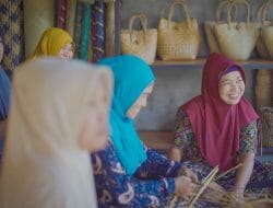Ciptakan Lapangan Kerja, IKM Binaan PLN di Kampung Purun Kalbar Serap Pengrajin Lokal