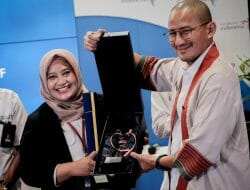 Menparekraf Beri Penghargaan ASN Teladan dan Berprestasi di Lingkungan Kemenparekraf