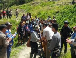 Raut Wajah Gembira Ditunjukkan Masyarakat Kiwirok Saat Tiba Di Kampung Halamannya