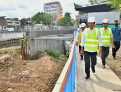 Target April 2023 Rampung, Menteri Basuki Dampingi Presiden Jokowi Tinjau Pengeboran Akhir Sodetan Ciliwung