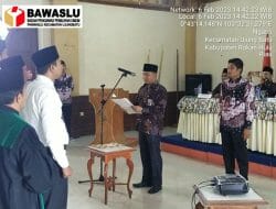 Ketua Panwaslucam Ujungbatu Lantik PKD se Kecamatan Ujungbatu