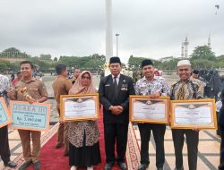 Pejuang Pendidikan Sosok Kartini Rohul Helmiwati SPd Sumringah Terima Anugerah Penghargaan Dari Bupati H Sukiman