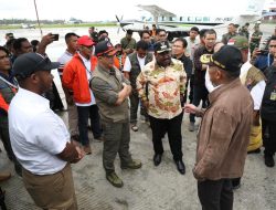 Tiba di Timika, Kepala BNPB dan Menko PMK Serahkan Bantuan Kepada Warga Terdampak Bencana Kekeringan dan Cuaca Ekstrem