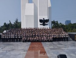 Peringati HUT Ke-75, Polwan Ziarah ke Makam Habibie hingga Ani Yudhoyono