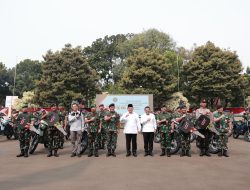 Prabowo Serahkan 100 Motor Listrik Clean Energy Buatan Dalam Negeri untuk TNI dan Polri