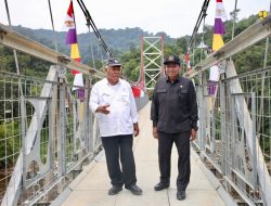 Menteri Basuki Bersama Ketua Komisi V DPR RI Resmikan Jembatan Gantung Kareho di Kalimantan Barat