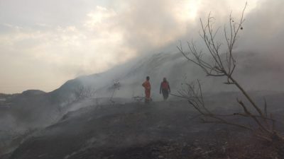 Sebanyak 45 Armada Damkar Dikerahkan untuk Kendalikan Kebakaran TPA Putri Cempo Surakarta