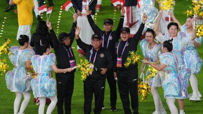 Basuki Hadimuljono Pimpin Parade Tim Indonesia, Zigi Bawa Bendera di Penutupan Asian Games 2022