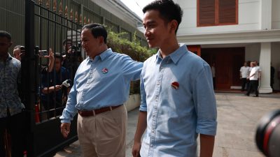 Prabowo dan Gibran Kompak Kenakan Kemeja Biru Muda dengan Pin Bendera Merah Putih Berkibar ke GBK