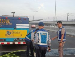 Material Besi Menancap Di Expansion Joint di Km 18+400 Arah Cikampek Jalan Layang Sheikh Mohamed Bin Zayed (MBZ), Petugas Lakukan Penanganan dan Pengaturan Lalu Lintas