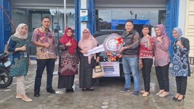 Undian Simpedes BRI, Ibu Gustini Menangkan Undian Grand Prize Mobil All New Ertiga