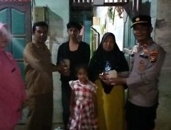 Kapolsek Tambusai Utara, Pengurus Ranting Bhayangkari Serta Pemdes Tanjung Medan Beri Nasi Dan Air Mineral Pada Korban Banjir