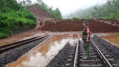 Tim Gabungan Berjibaku Bersihkan Longsor pada Jalur Kereta di Banyumas