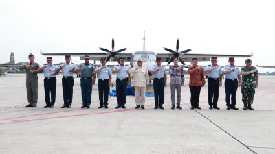 Prabowo Serahkan 5 Pesawat NC-212i Baru Buatan Anak Bangsa ke TNI AU