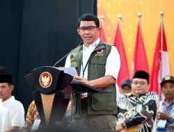 Kepala BNPB Dampingi Presiden RI Serahkan Bantuan Stimulan Bagi Petani Gagal Panen Terdampak Bencana Banjir