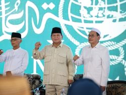 Prabowo Dinobatkan Sebagai Sahabat Santri Indonesia saat Berkunjung ke Jatim
