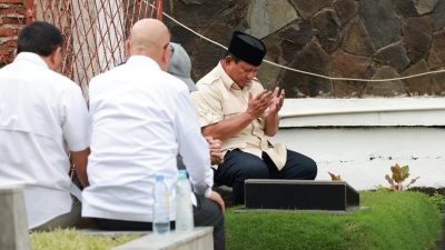 Gunakan Motor, Prabowo Ziarah ke Makam Sang Ayah Usai Pemilu dan Disambut Ratusan Warga