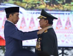 Prabowo Terima Penganugerahan Jenderal Bintang 4 dari Presiden Jokowi