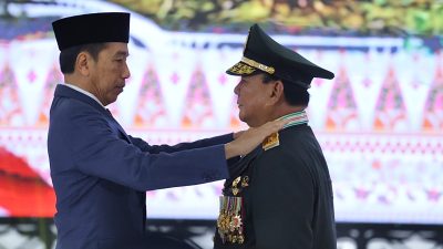 Prabowo Terima Penganugerahan Jenderal Bintang 4 dari Presiden Jokowi