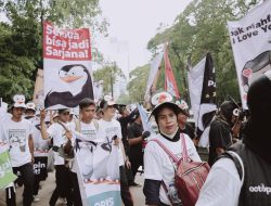 Gerakan Bersih-bersih di GBK, Relawan Progresif dan Pasukan Penguin Dukung Kampanye Hijau Ganjar-Mahfud