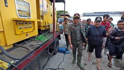 Naik Perahu Karet, Kepala BNPB Tinjau Pompa Penyedot Banjir di Kota Semarang