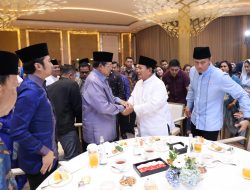 Prabowo Diberi Lukisan Tangan oleh SBY Saat Hadir Silaturahmi dan Bukber Partai Demokrat