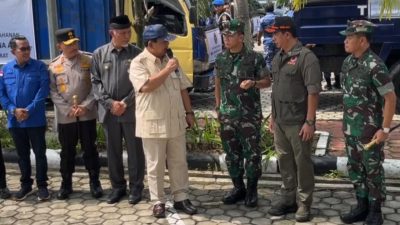 Kepala BNPB Dampingi Penyerahan Bantuan Kementerian Pertahanan untuk Penanganan Bencana Sumatra Barat