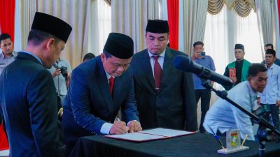Disaksikan Dua Wakil Rektor UR, Pj Bupati Kampar Lantik H Ahmad Yuzar Pj Sekda