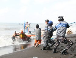 Pangkalan TNI Angkatan Laut Banyuwangi Evakuasi Kecelakaan Kapal Keluarga Nelayan di Pantai Cemara