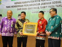 Serahkan Penghargaan Ke Hambali Atas Pelaksanaan DBH Sawit Pertama di Riau, Ini Harapan Direktur Kepesertaan BPJS Ketenagakerjaan