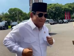 Fit Pasca Operasi Cedera Kaki, Prabowo Lari Kecil dan Pose Gaya Silat di Istana Negara