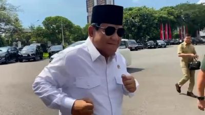 Fit Pasca Operasi Cedera Kaki, Prabowo Lari Kecil dan Pose Gaya Silat di Istana Negara