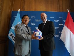 Disambut Presiden FIFA, Prabowo Diberi Cenderamata Bola Bertuliskan Namanya